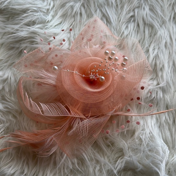 Women’s Fascinator peach color - Picture 2 of 6